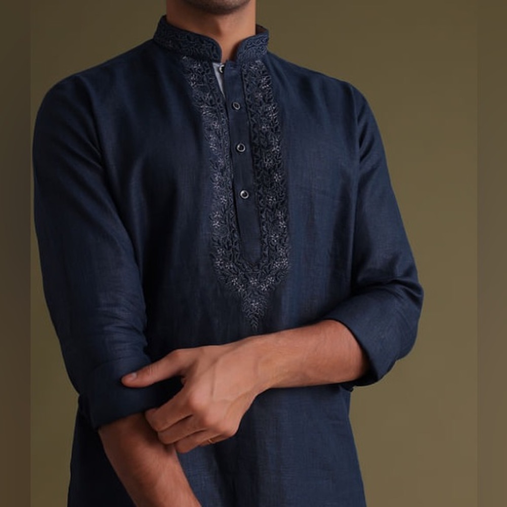 Kalki NWT size 38 Medium Men’s Navy Blue Embroidered Kurta